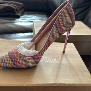 NWT! Multicolor Steve Madden Vala Pump